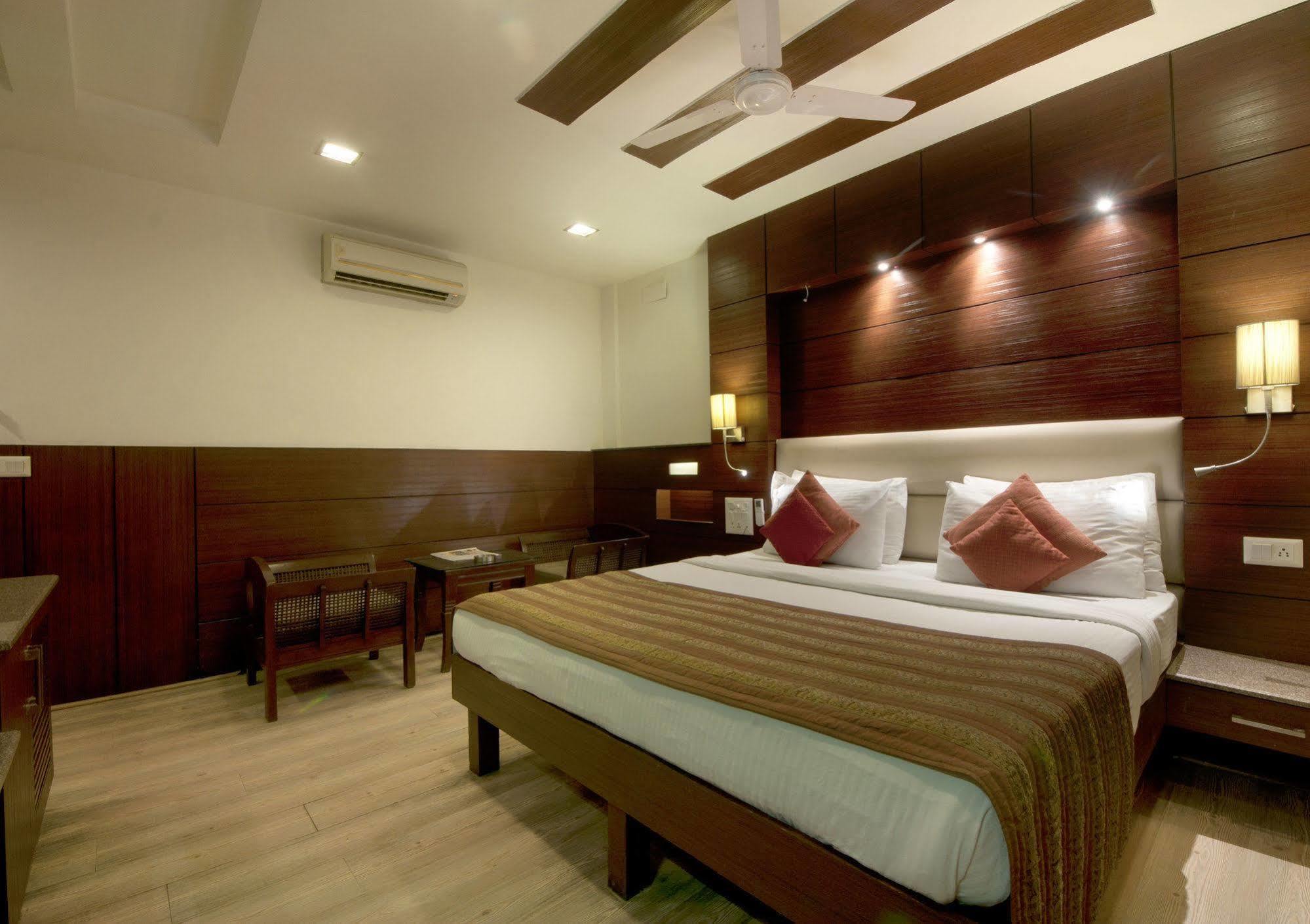 Hotel Amaltas International - Delhi-16 New Delhi Buitenkant foto