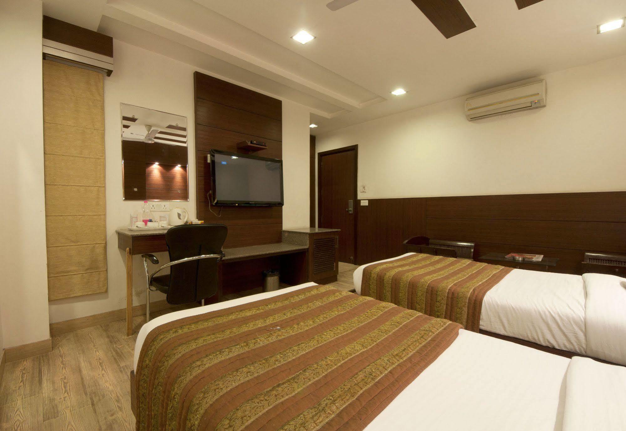 Hotel Amaltas International - Delhi-16 New Delhi Buitenkant foto