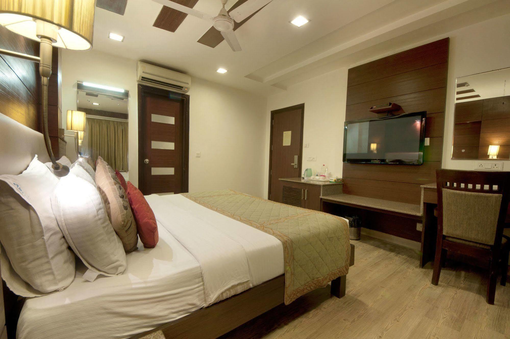 Hotel Amaltas International - Delhi-16 New Delhi Buitenkant foto