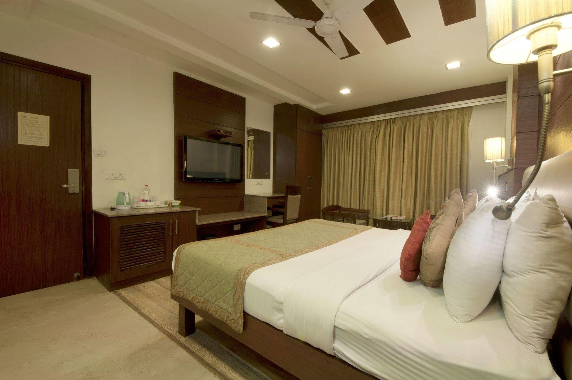 Hotel Amaltas International - Delhi-16 New Delhi Buitenkant foto