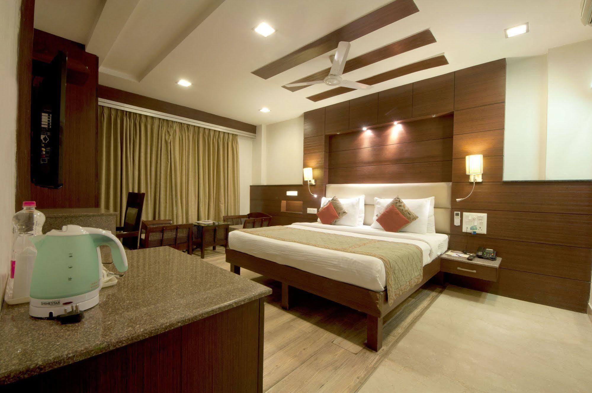 Hotel Amaltas International - Delhi-16 New Delhi Buitenkant foto