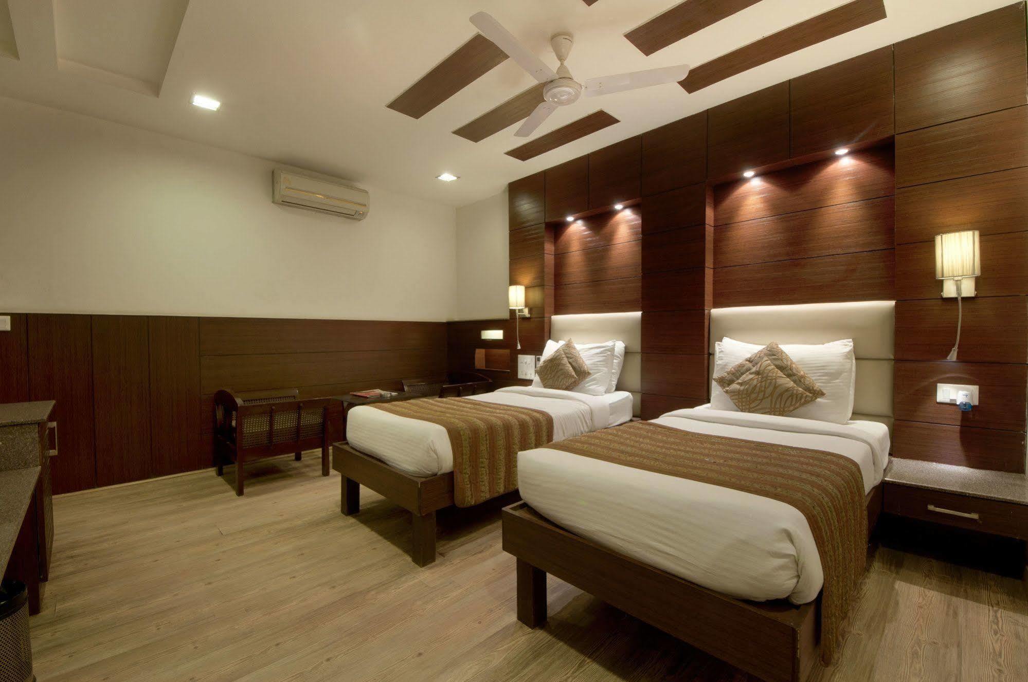 Hotel Amaltas International - Delhi-16 New Delhi Buitenkant foto